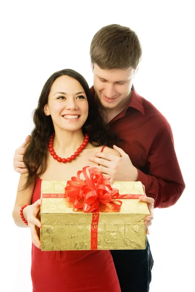Чоловік дарує подарунок дружині — стокове фото