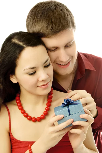 Young man gives a present to his girl — Stock Photo, Image