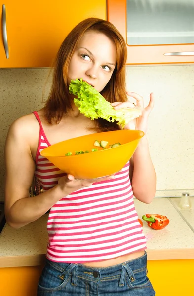 Salada de mulher comendo Imagens Royalty-Free