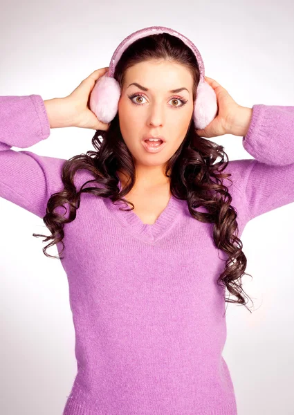 Förvånad tjej med hörselkåpan — Stockfoto