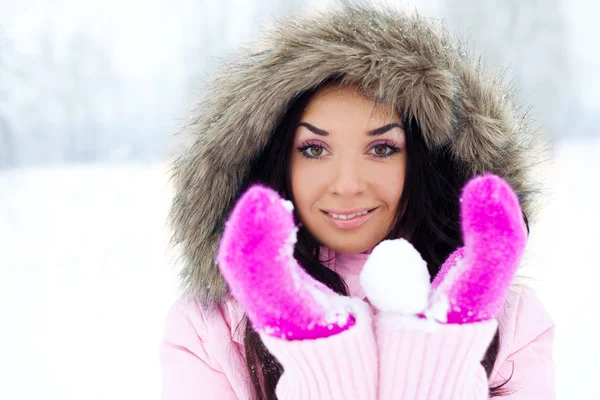 Chica lanzando una bola de nieve —  Fotos de Stock