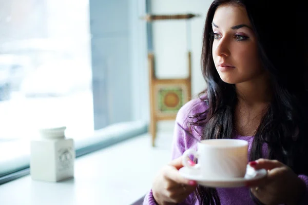 Chica con una taza de té — Foto de Stock