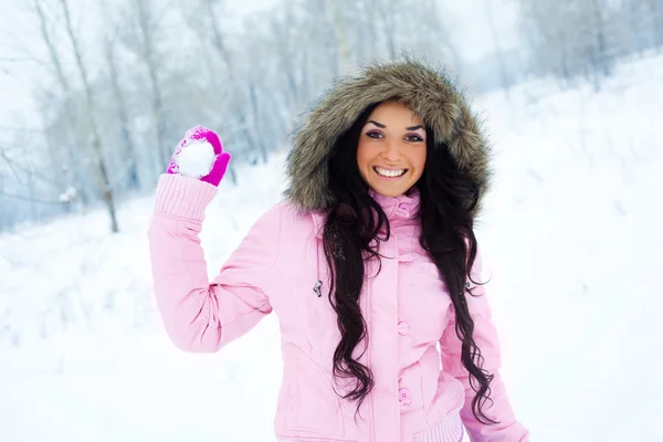 Menina jogando uma bola de neve — Fotografia de Stock
