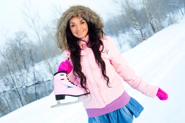 Chica patinando sobre hielo —  Fotos de Stock