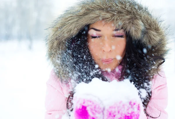Mädchen bläst auf den Schnee — Stockfoto