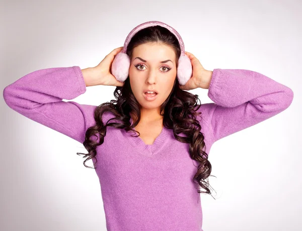 Förvånad tjej med hörselkåpan — Stockfoto
