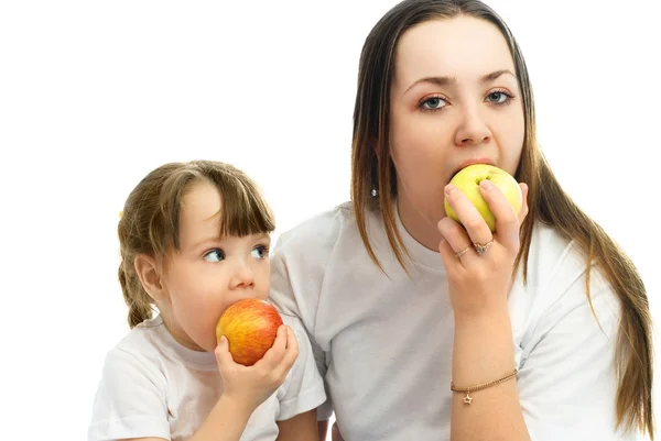 어머니와 딸이 사과 먹고 — 스톡 사진