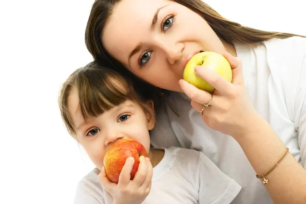 Moeder en dochter appels eten — Stockfoto