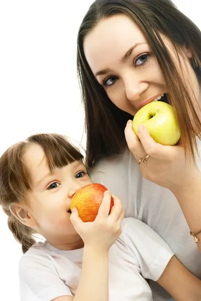 Mãe e filha comendo maçãs — Fotografia de Stock