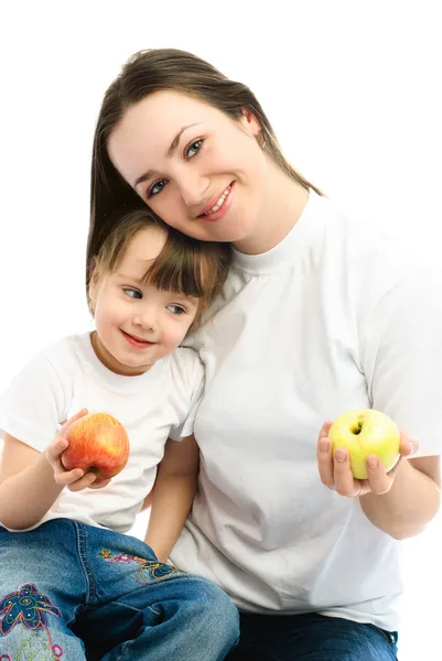 Madre e hija comiendo manzanas — Foto de Stock