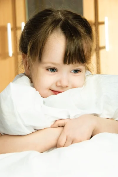Menina sonhadora com um travesseiro — Fotografia de Stock