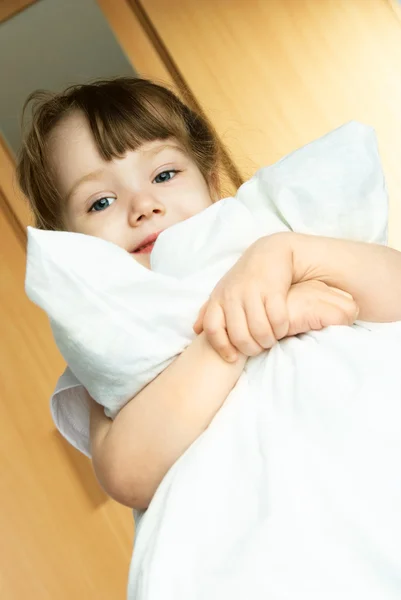 Маленькая девочка с подушкой — стоковое фото