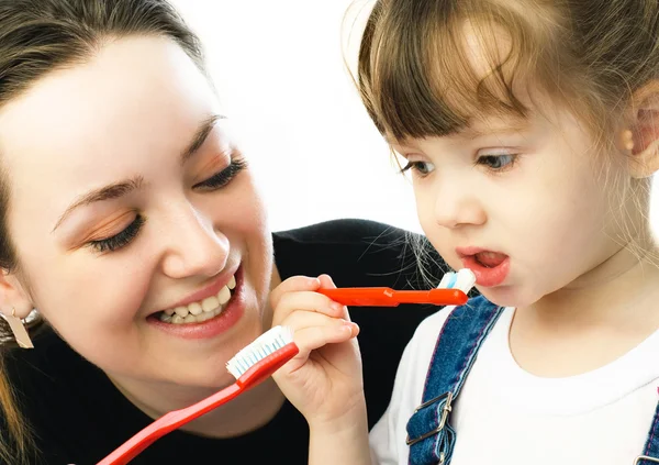 Matka i córka myją zęby — Zdjęcie stockowe
