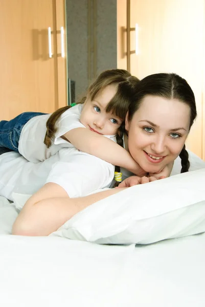 Мать и дочь на кровати — стоковое фото