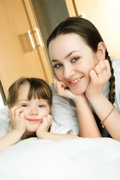 母亲和女儿在床上 — 图库照片