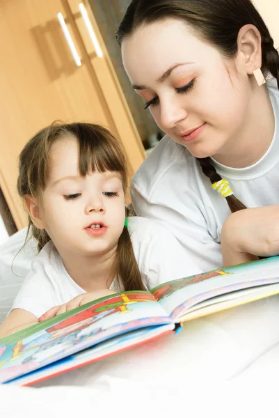 Matka i córka czytają książkę — Zdjęcie stockowe