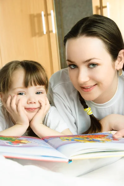 책을 읽고 있는 어머니와 딸 — 스톡 사진