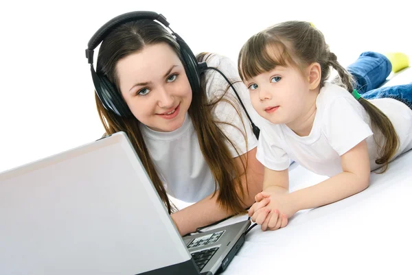 Matka i córka z laptopa — Zdjęcie stockowe