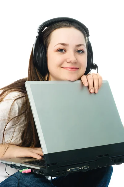 Νεαρή γυναίκα με φορητό υπολογιστή — Φωτογραφία Αρχείου