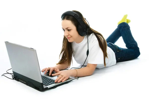 Mujer joven con un ordenador portátil —  Fotos de Stock