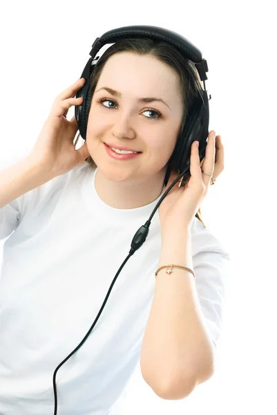 Ung kvinna som bär hörlurar — Stockfoto