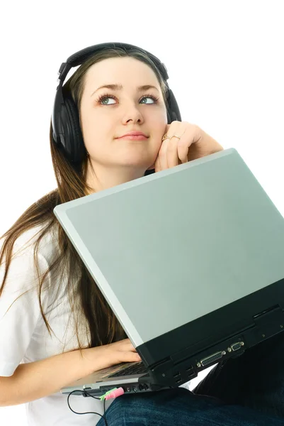 Bir dizüstü bilgisayar ile düşünceli kadın — Stok fotoğraf
