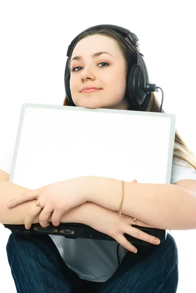 Dizüstü bilgisayarı olan genç bir kadın — Stok fotoğraf