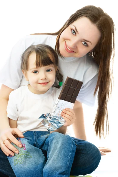 Мати і дочка їдять шоколад — стокове фото