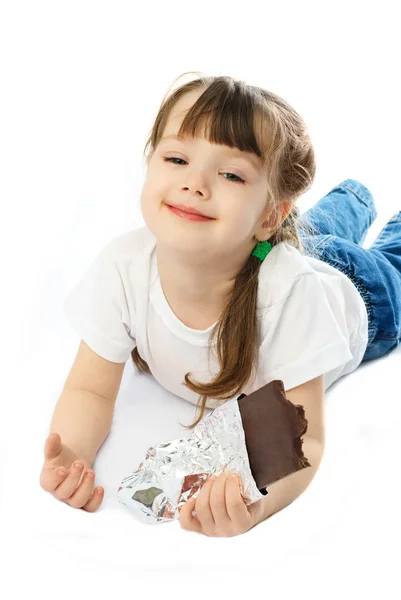 Küçük kız çikolata yiyor. — Stok fotoğraf