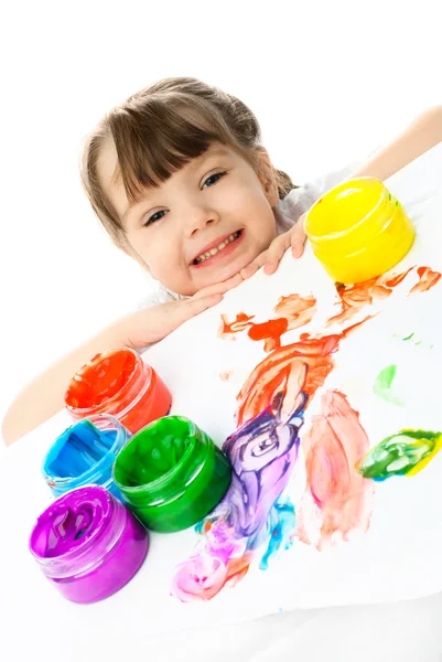 Fröhliches Mädchen malt mit Fingerfarben — Stockfoto