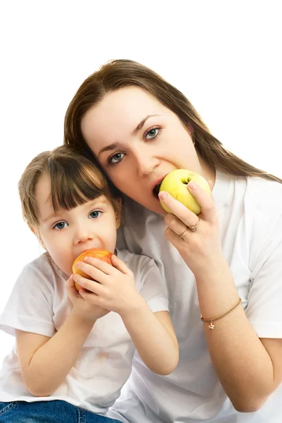 Madre e hija comiendo manzanas — Foto de Stock