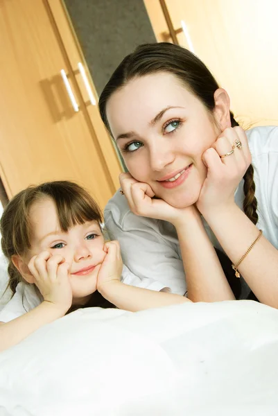 Мать и дочь на кровати — стоковое фото