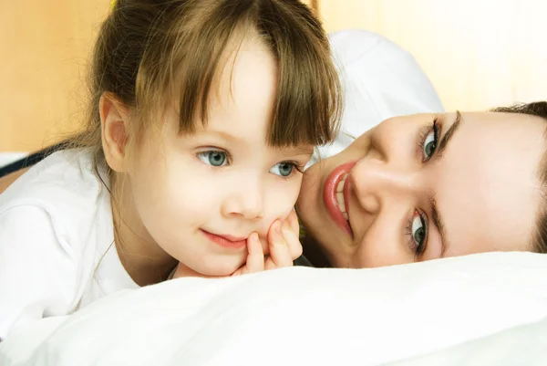 Mother and daughter in bed — Stock Photo, Image