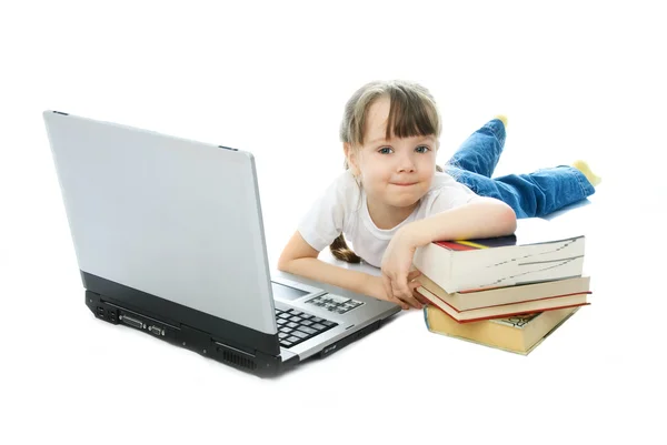 노트북을 들고 있는 어린 소녀 — 스톡 사진
