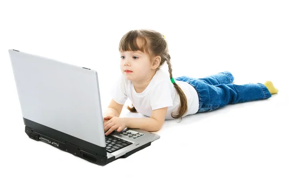 Klein meisje met een laptop — Stockfoto