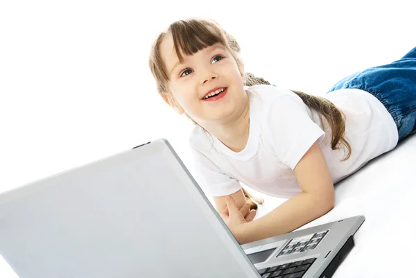 Petite fille avec un ordinateur portable — Photo