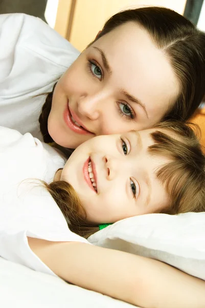 Moeder en dochter in bed — Stockfoto