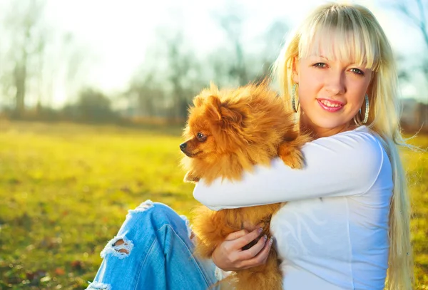 Meisje met een hond — Stockfoto