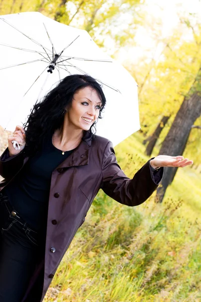 Glückliches Mädchen mit einem Regenschirm — Stockfoto