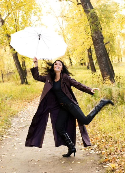 Menina feliz com um guarda-chuva — Fotografia de Stock