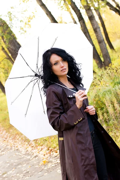 Mulher andando com um guarda-chuva — Fotografia de Stock