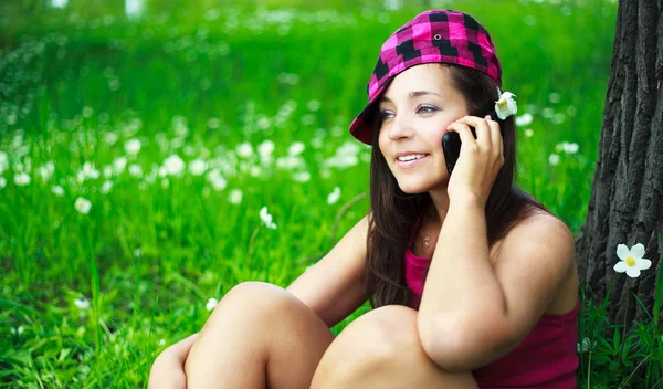 Chica hablando en el teléfono celular — Foto de Stock
