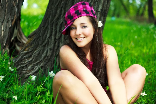 Pretty girl in the park — Stock Photo, Image