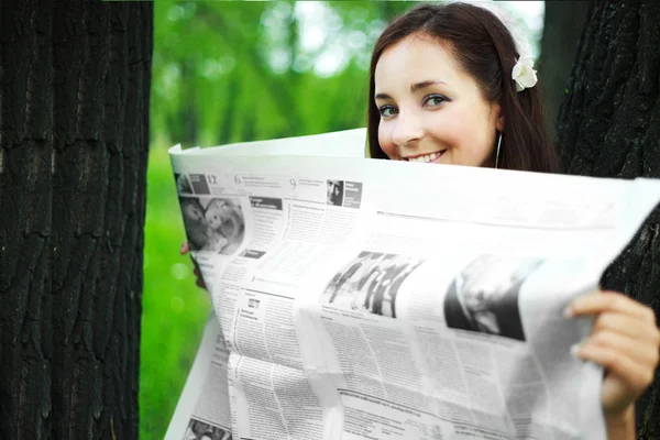 Girl reading a newspaper — Stock Photo, Image