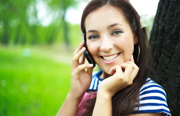 Girl talking on the cellphone — Stock Photo, Image
