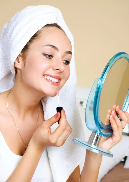 Chica aplicando brillo labial —  Fotos de Stock