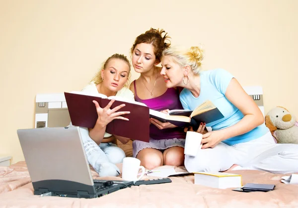 Studenten lezen van een boek — Stockfoto