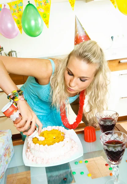 Девушка празднует день рождения — стоковое фото