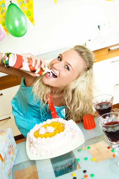 Mujer celebrando su cumpleaños — Foto de Stock