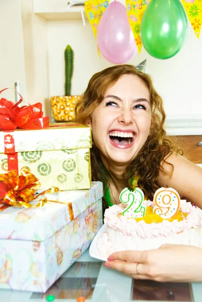 Söt flicka firar födelsedag — Stockfoto